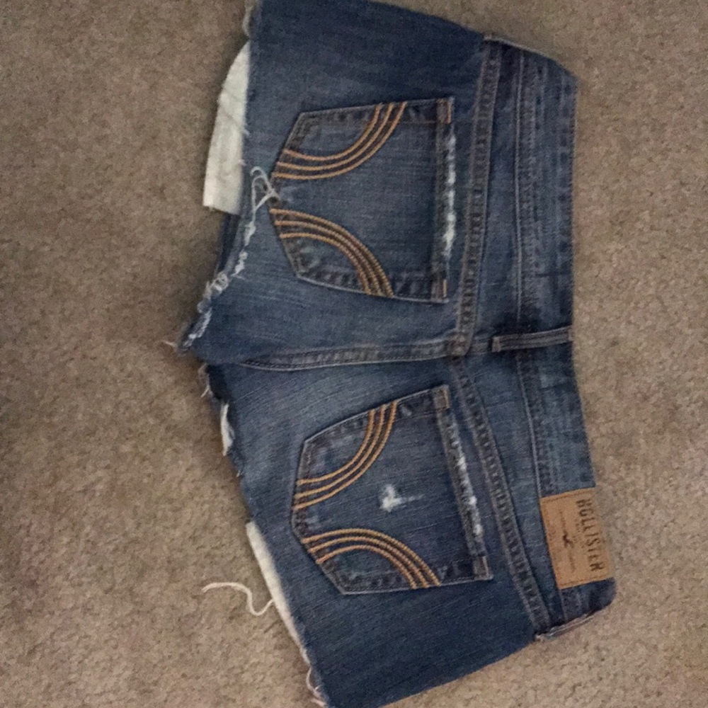 Size 3 (W26) Hollister Shorts - Picture 2 of 3